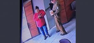 Mujer que habría entregado explosivo a comisaría fue retenida: Era funcionaria de Correos