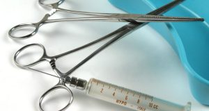 Denuncian clínica estética clandestina en Las Condes