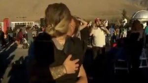 El apasionado beso que se robó las miradas en pleno eclipse solar