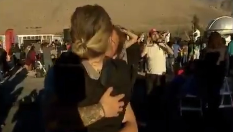 El apasionado beso que se robó las miradas en pleno eclipse solar