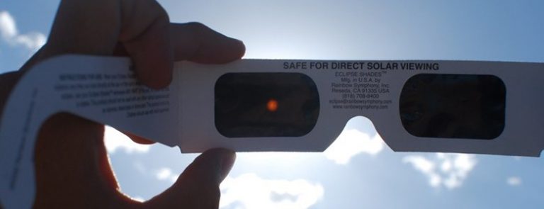 En Santiago se reportan los primeros casos de personas afectadas por ver el eclipse sin protección