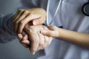 Gobierno lanza iniciativa para incrementar el número de geriatras en Chile ante aumento de adultos mayores