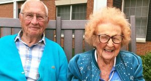 Amor del bueno: Mujer de 103 años se casa con hombre de 100 tras pololear un año