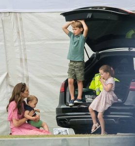 Las fotos de Kate Middleton junto a sus hijos que identificarán a muchas madres