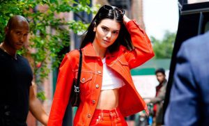 Kendall Jenner sorprende haciendo el "Bottle Cap Challenge"