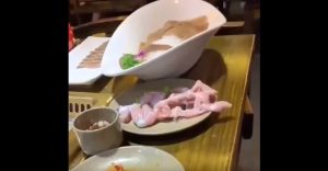 ¿Qué? Video viral muestra cómo un trozo de pollo crudo "escapa" antes de ser cocinado