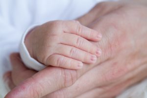 Mujer abandonó a su hijo recién nacido en Hospital El Carmen: Buscarán darlo en adopción