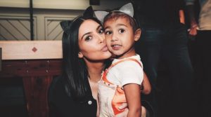 Kim Kardashian es altamente criticada por dejar que North West usara un aro en la nariz