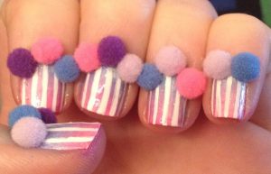 Uñas de pompones: Descubre la nueva tendencia en manicure