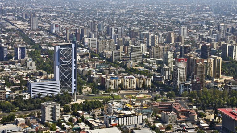 Estudio afirma que adquirir una vivienda en Chile es "severamente no alcanzable"