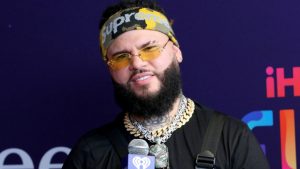 El registro se hizo viral: Farruko vivió impasse en show que dejó al descubierto su calvicie