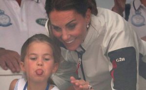 La genial reacción de Kate Middleton ante travesura de su hija Charlotte con el público