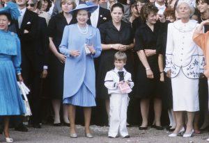 "Tierna como abuela": reviven gracioso recuerdo en que la reina Isabel II persigue al príncipe William