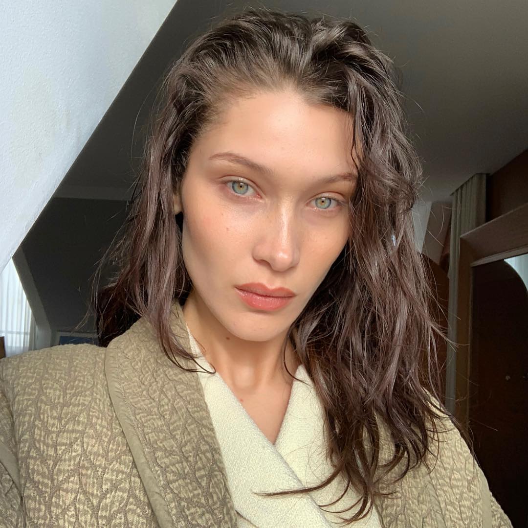 Bella Hadid y su pelo natural 