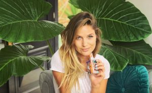 Mayte Rodríguez sorprende con foto junto a un león cachorro