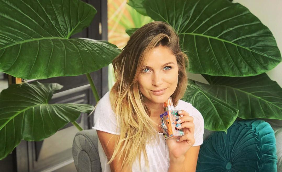 Mayte Rodríguez sorprende con foto junto a un león cachorro