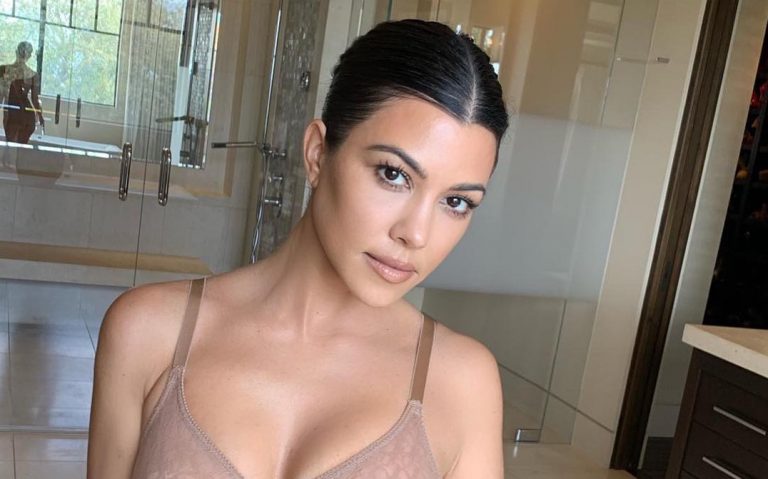 Kourtney Kardashian se llena de elogios al compartir foto con sus estrías a la vista