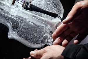 El creador de instrumentos de hielo, Tim Linhart, se presentará en Chile