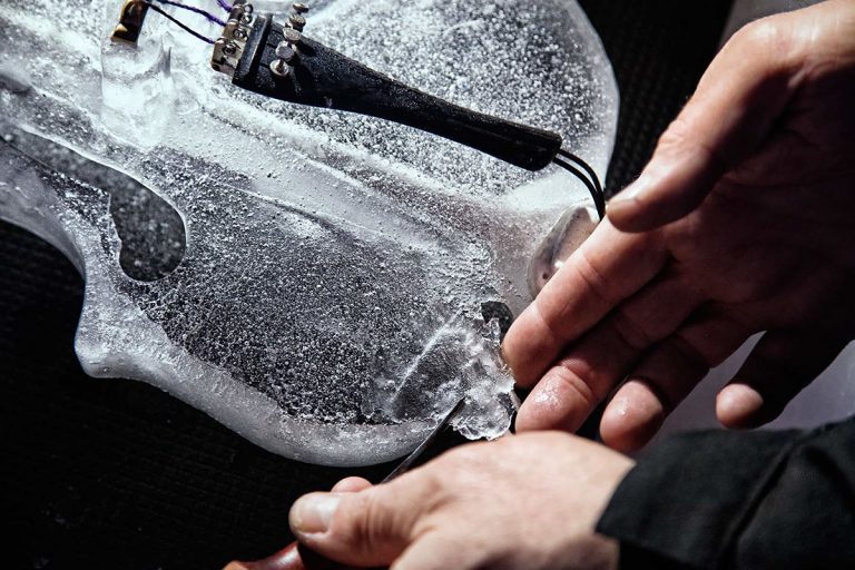 El creador de instrumentos de hielo, Tim Linhart, se presentará en Chile