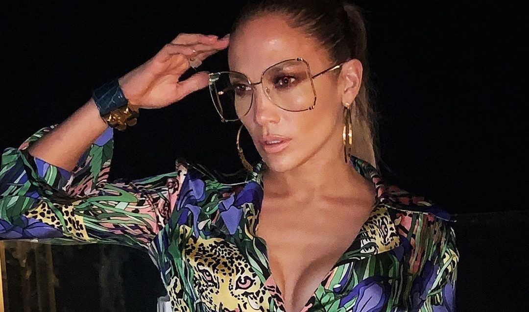 Jennifer López presume su escultural figura en traje de baño a sus 50 años