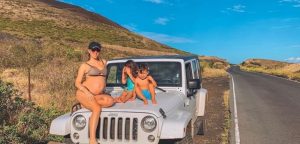 Daniela Colett se luce con fotografías desde Hawaii a semanas de dar a luz