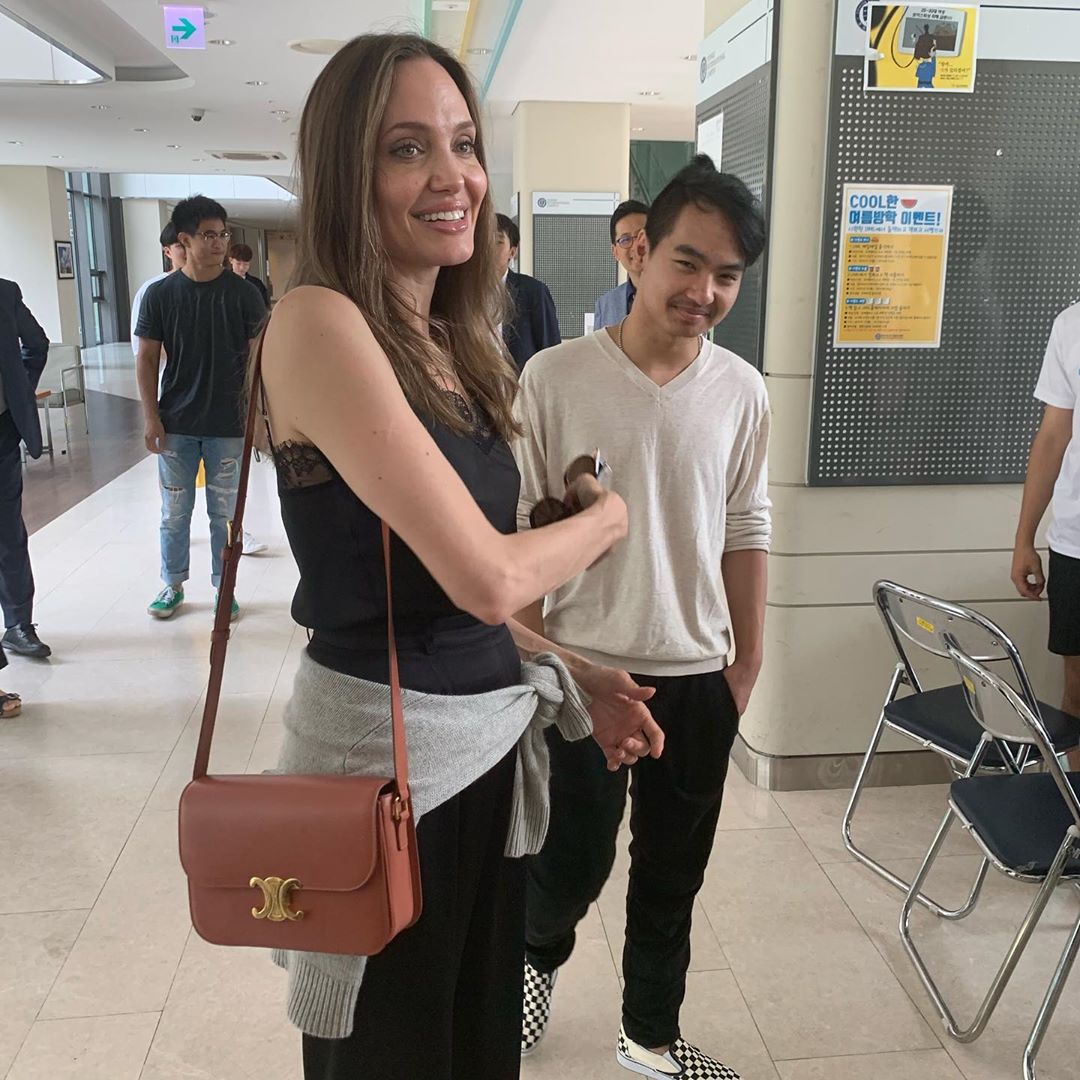 Angelina Jolie deja a su hijo Maddox en la universidad 