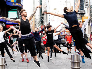 Bailarines de ballet se tomaron Times Square en respuesta a las burlas contra el príncipe George