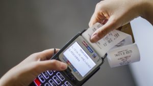 Estudio advierte que boletas comerciales aumentan riesgo de contraer cáncer e infertilidad