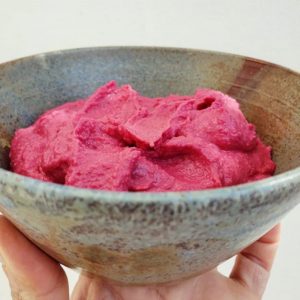 Prueba esta rica y simple receta de hummus de betarraga