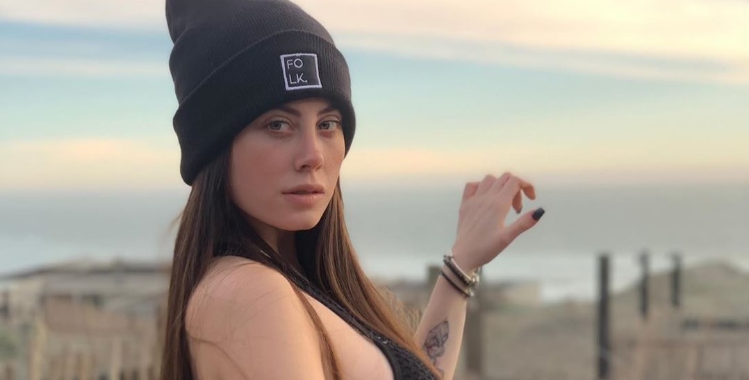 Ignacia Michelson se muestra orgullosa de sus cirugías en osada postal