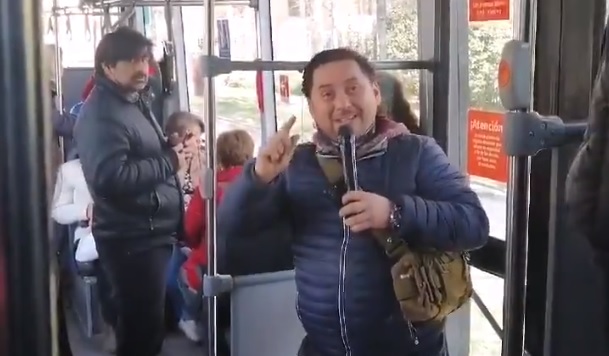 Profesor se hace viral al dar clases en pleno Transantiago y entregar potente mensaje