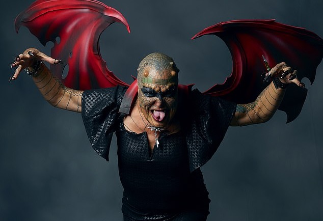 ¡Increíble! este hombre modificó su cuerpo para convertirse en un "reptil"