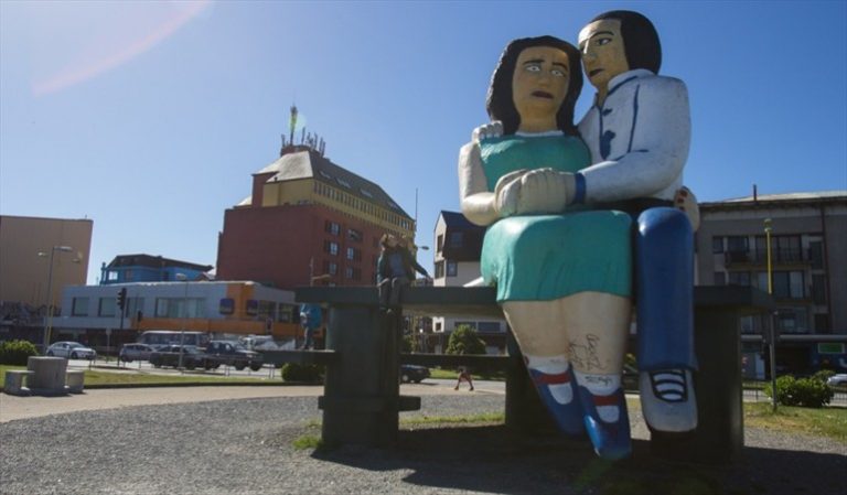 ¡Se quedan!: Estatua de los "sentados frente al mar" se quedará en Puerto Montt