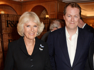 "No somos parte de la familia real": Hijo de Camilla Parker habla sobre su relación con la corona británica