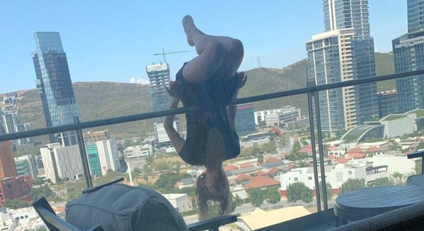 Joven que hacía "Yoga extremo" cayó desde 25 metros: Se fracturó 100 huesos