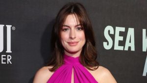 Anne Hathaway lució su avanzado embarazo en alfombra roja