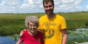 El bello gesto de un nieto con su abuela de 89 años que nunca viajó