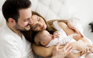 Empresa anunció postnatal de 26 semanas para hombres