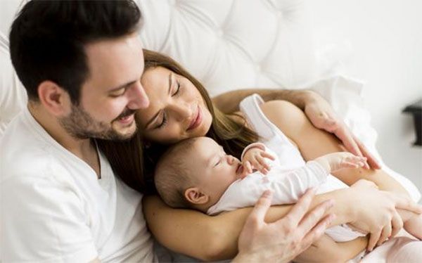 Empresa anunció postnatal de 26 semanas para hombres