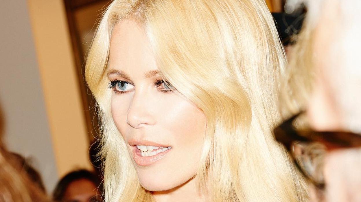Claudia Schiffer impacta con desnudo a sus 48 años para celebrar su primera portada en Vogue