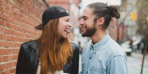Bromear y burlarte de tu pareja es síntoma de felicidad, según estudio