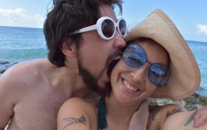 Las vacaciones familiares de los líderes de "Moral Distraída" con Denise Rosenthal y Camila Vallejo