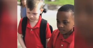 La historia detrás de la foto del niño consolando a su compañero con autismo que se hizo viral