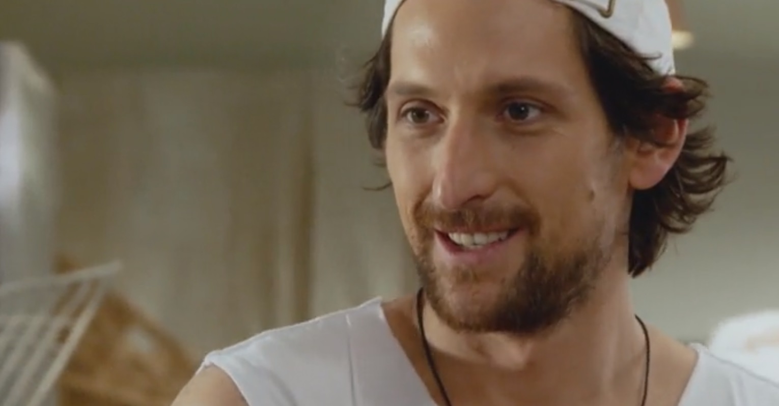 Esposo de Carmen Zabala, Gabriel Urzúa, cautiva a los televidentes en "Amor a la Catalán"