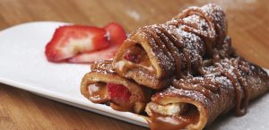 Prueba este delicioso postre de rollitos de tostadas francesas