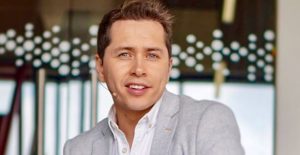 La indignación de Karol Lucero ante foto viral de militar 'idéntico a él'