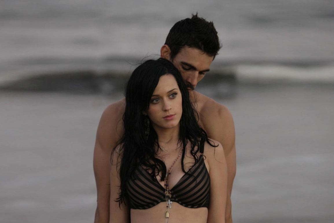 Modelo del video "Teenage Dream" acusó a Katy Perry de agredirlo sexualmente