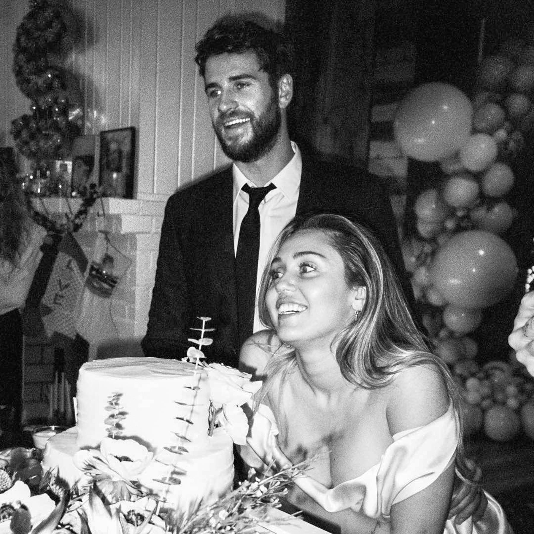 El actor Liam Hemsworth y la cantante MIley cyrus en su matrimonio