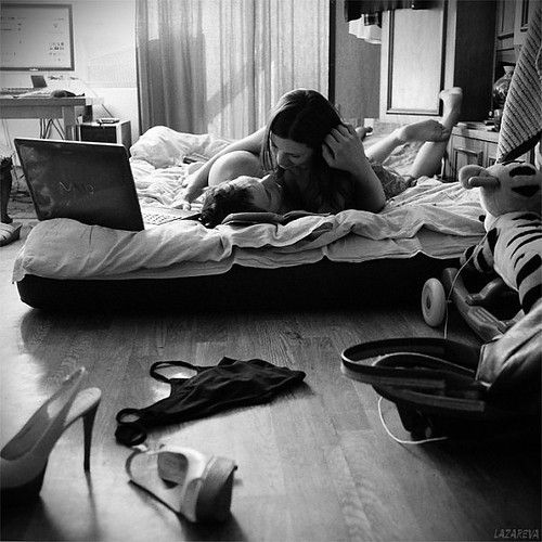 Pareja en la cama según hora