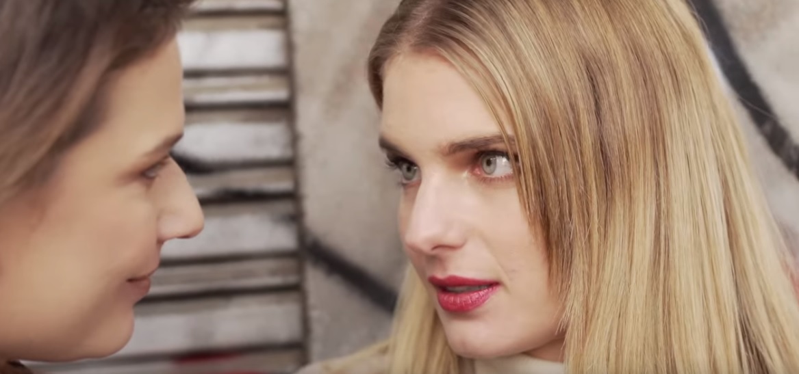 Josefina Montané protagoniza su primera escena lésbica junto a Catherine Mazoyer